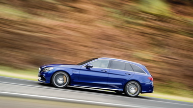 Mercedes-Benz AMG C63 S break - bleu - profil gauche dynamique