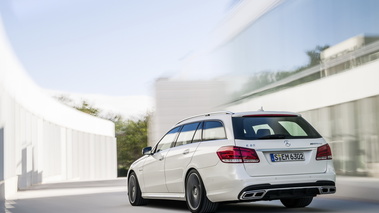 Mercedes-Benz E63 AMG 2013 break - blanc - 3/4 arrière gauche dynamique