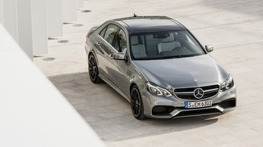 Mercedes-Benz E63 AMG 2013- grise - 3/4 avant droit supérieur