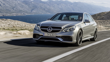 Mercedes-Benz E63 AMG 2013- grise - 3/4 avant gauche dynamique