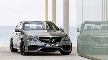 Mercedes-Benz E63 AMG 2013- grise - avant