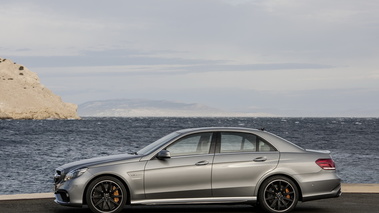 Mercedes-Benz E63 AMG 2013- grise - profil gauche