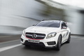 Mercedes-Benz GLA 45AMG Concept - blanc - 3/4 avant gauche dynamique