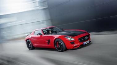 Mercedes-Benz SLS AMG Final Edition coupé - rouge - 3/4 avant droit dynamique