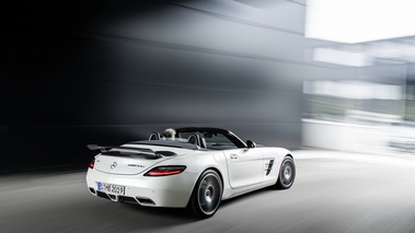 Mercedes-Benz SLS AMG Final Edition roadster - blanc - 3/4 arrière droit dynamique