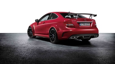 Mercedes C63 AMG Coupe rouge 3/4 arrière gauche