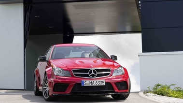 Mercedes C63 AMG Coupe rouge 3/4 avant droit