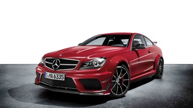 Mercedes C63 AMG Coupe rouge 3/4 avant gauche