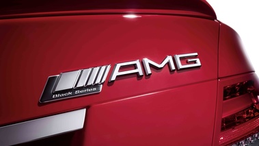 Mercedes C63 AMG Coupe rouge logo AMG coffre