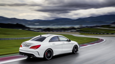 Mercedes CLA 45 AMG - Blanc - 3/4 arrière droit, dynamique