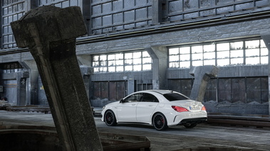 Mercedes CLA 45 AMG - blanche - 3/4 arrière gauche