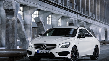 Mercedes CLA 45 AMG - blanche - 3/4 avant gauche