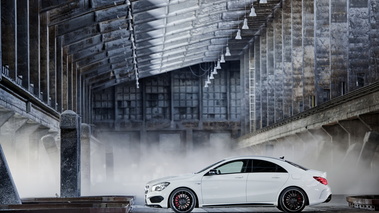 Mercedes CLA 45 AMG - blanche - profil gauche