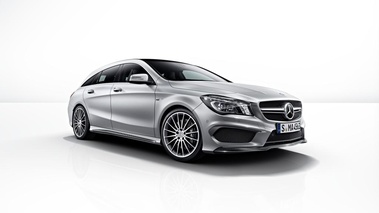 Mercedes CLA 45 AMG Shooting Brake gris 3/4 avant droit