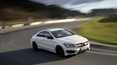 Mercedes CLA45 AMG - blanc - 3/4 avant droit dynamique