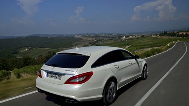 Mercedes CLS 63 AMG Shooting Brake blanc 3/4 arrière droit travelling