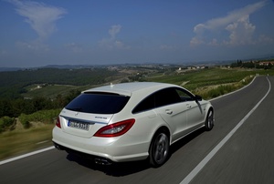 Mercedes CLS 63 AMG Shooting Brake blanc vue de 3/4 arrière droit en travelling