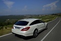 Mercedes CLS 63 AMG Shooting Brake blanc 3/4 arrière droit travelling