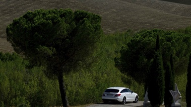 Mercedes CLS 63 AMG Shooting Brake blanc 3/4 arrière droit vue de haut