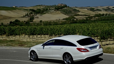 Mercedes CLS 63 AMG Shooting Brake blanc 3/4 arrière gauche filé vue de haut