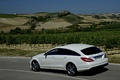 Mercedes CLS 63 AMG Shooting Brake blanc 3/4 arrière gauche filé vue de haut