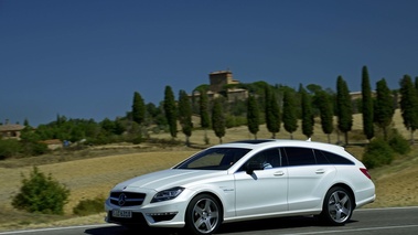 Mercedes CLS 63 AMG Shooting Brake blanc 3/4 avant gauche filé