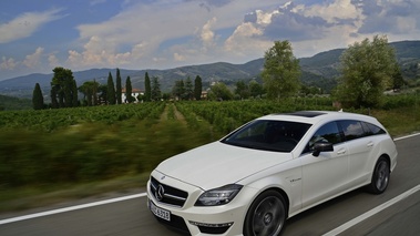 Mercedes CLS 63 AMG Shooting Brake blanc 3/4 avant gauche travelling 2