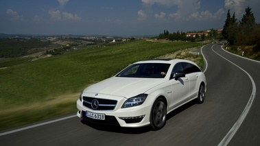 Mercedes CLS 63 AMG Shooting Brake blanc 3/4 avant gauche travelling