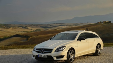 Mercedes CLS 63 AMG Shooting Brake blanc 3/4 avant gauche