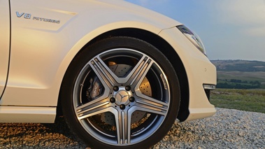 Mercedes CLS 63 AMG Shooting Brake blanc jante