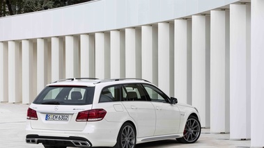 Mercedes E63 AMG Estate MY2013 blanc 3/4 arrière droit