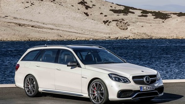 Mercedes E63 AMG Estate MY2013 blanc 3/4 avant droit