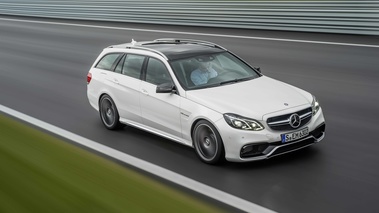 Mercedes E63 AMG S Estate blanc 3/4 avant droit travelling