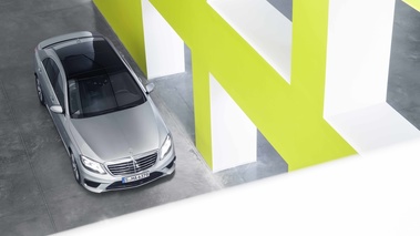Mercedes S63 AMG gris 3/4 avant droit vue de haut