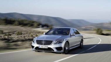 Mercedes S63 AMG gris 3/4 avant gauche travelling