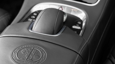 Mercedes S63 AMG gris logo console centrale