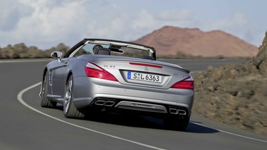 Mercedes SL63 AMG gris mate 3/4 arrière gauche travelling penché