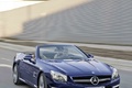 Mercedes SL65 AMG R231 bleu 3/4 avant droit travelling debout