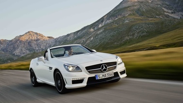 Mercedes SLK 55 AMG blanc 3/4 avant droit travelling penché