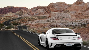 Mercedes SLS AMG Black Series blanc 3/4 arrière gauche travelling