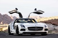 Mercedes SLS AMG Black Series blanc 3/4 avant droit portes ouvertes