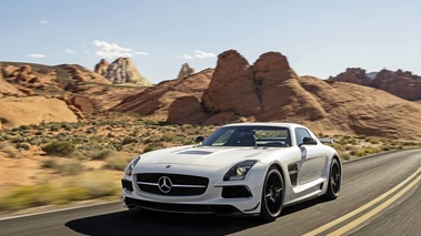 Mercedes SLS AMG Black Series blanc 3/4 avant gauche travelling 2