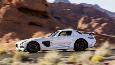 Mercedes SLS AMG Black Series blanc filé