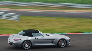 Mercedes SLS AMG Roadster anthracite satiné/mate 3/4 arrière droit filé vue de haut