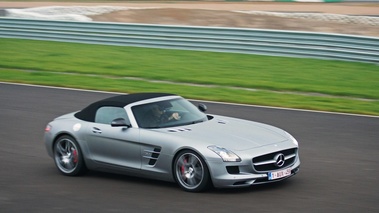 Mercedes SLS AMG Roadster anthracite satiné/mate 3/4 avant droit filé vue de haut