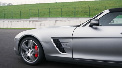 Mercedes SLS AMG Roadster anthracite satiné/mate vue de l'aile avant gauche en travelling