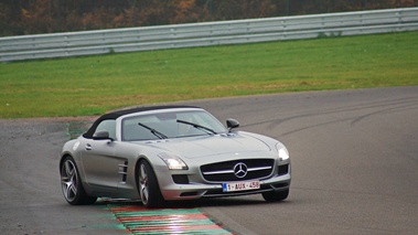 Mercedes SLS AMG Roadster anthracite satiné/mate travers