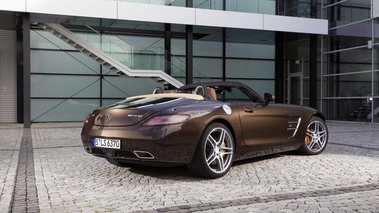 Mercedes SLS AMG Roadster marron 3/4 arrière droit