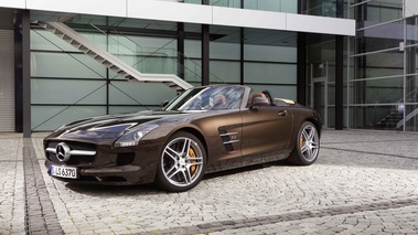 Mercedes SLS AMG Roadster marron 3/4 avant gauche