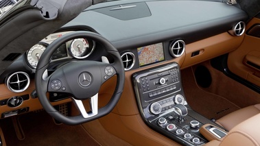 Mercedes SLS AMG Roadster marron intérieur